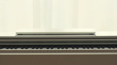 Güzel beyaz piyano klavyesinin ön görüntüsü. Odasında siyah beyaz tuşlar olan yakın çekim piyano enstrümanı. Sanat ve müzik kavramları.