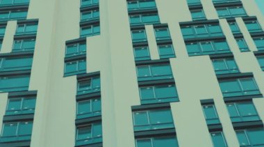 Birden fazla penceresi olan güzel, modern apartman manzarası. Ofis inşaatı Şehirde hayat..