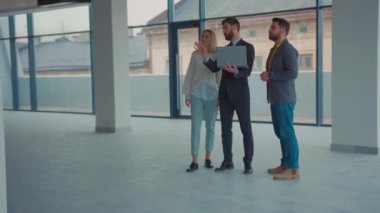 Ciddi bir emlakçı, birkaç boş daire gösteriyor. Etrafına bir bak. Laptop emlakçılığı, Kafkasya kira danışmanlığı, ev yapımı ağır çekimde.