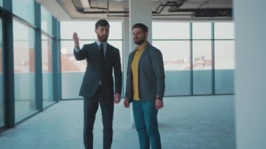 Emlakçının fotoğrafı anahtarcı adamın elini sıkar. Gülümser, müşteriye gülümser. Güzel bir yatırımcı.