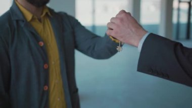 El sıkışın, emlakçı anahtarcı müşteriye güzel bir kira acentesi, parlak bir iş yeri ipoteği dairesi, ağır çekimde iç mekan veriyor.