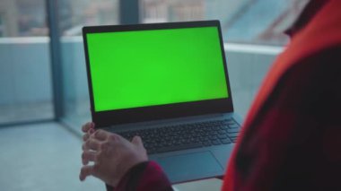 Genç el mühendisi yeşil ekranlı dizüstü bilgisayar kullanıyor. İnşaat işçisi proje işçisi teknolojisi. Profesyonel erkek güvenlik aygıtı yavaş çekim bilgisayarı.