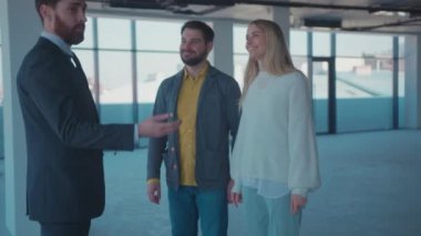 Kapalı devre emlak acentesi birkaç boş daire gösteriyor. Etrafına bir bak. Dizüstü bilgisayarı kullan, emlakçılık yap, emlakçılık yap.