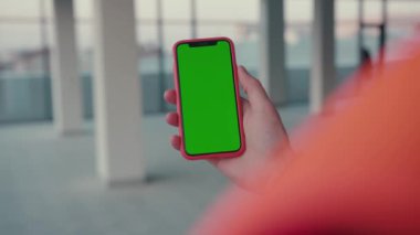 NEW YORK - 5 Mart 2020: Akıllı telefon yeşil ekranı kullanan işçilerin inşaat mühendisi işgali telefon endüstrisi insan cep telefonu iletişimi