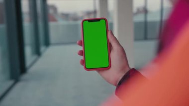 NEW YORK - 5 Mart 2020: Akıllı telefon yeşil ekranı kullanan yavaş çekim genç erkek işçileri inşaat mühendisi işgali telefon endüstrisi insan cep telefonu iletişimi