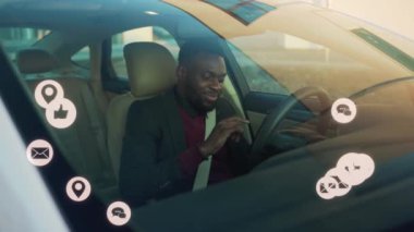 NEW YORK - 5 Mart 2020: Arabada oturan gülümseyen Afrikalı Amerikalı adam telefon beyaz animasyon teknolojisi yüksek teknoloji internet ağ depolama aygıtı online depolama ikonu sanal ağ bağlantısı