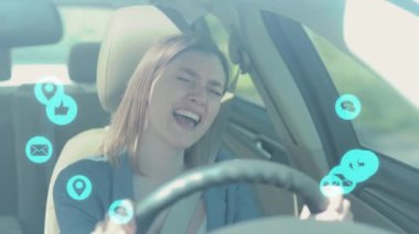 NEW YORK - 5 Mart 2020: Mavi animasyon yüksek teknoloji ürünü internet ağ depolama cihazı çevrimiçi ikon ağ bağlantısı sanal olarak şarkı söylerken genç bir kadının arabayı sürüşünün ön görüntüsü
