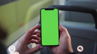 NEW YORK - 5 Mart 2020: Tramvay beyaz animasyon üzerinde yeşil ekranlı akıllı telefonu kullanan genç adama yaklaş yüksek teknoloji internet ağ aygıtı çevrimiçi depolama ikonu ağ bağlantısı