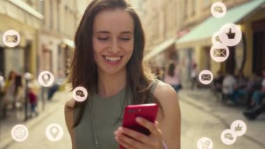 NEW YORK - 5 Mart 2020: Büyüleyici genç kadın sokakta yürüyor telefon beyaz animasyon yüksek teknoloji internet ağ depolama cihazı çevrimiçi depolama ikon ağ bağlantısı sanal arayüzü kullanıyor