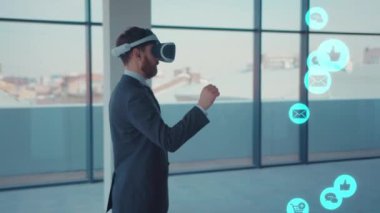 NEW YORK - 5 Mart 2020: Sanal gerçeklik mavi animasyon giyerken jestler yapan adam yüksek sesli teknoloji internet ağ depolama aygıtı çevrimiçi depolama ikonu ağ bağlantısı sanal