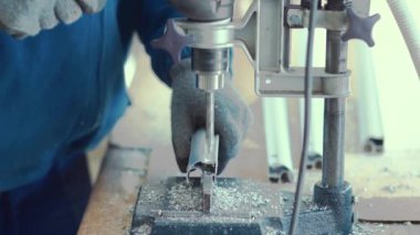 Hands Man bir alet üretimi makine mühendisliği ekipman fabrika teknolojisi enstrüman atölyesi mekanik erkek iş yeri ağır çekim