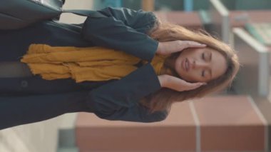 Dikey video genç bayan baş ağrısı ile ayakta hapşırma soğuk algınlığı şehir güzel hastalık kadın burun akıntısı hava kirliliği bölge yavaş çekim