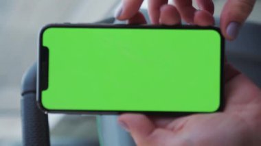 Dikey videolu kadın elinde yeşil ekran telefonuyla akıllı telefonu tutuyor cep telefonu işini kapatıyor dokunmatik ekran iletişimini internet gününün modern sosyal medya erkeğinin internetteki yavaş çekim görüntüsü