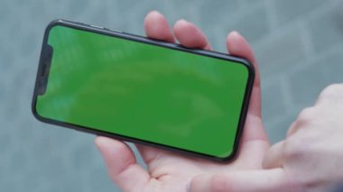 Yeşil ekranlı akıllı telefonu olan kadın cep telefonunu kapatıyor cep telefonu iş dünyası dokunmatik ekranlar internet günü modern sosyal medya erkek çevrimiçi dikey video yavaş çekim