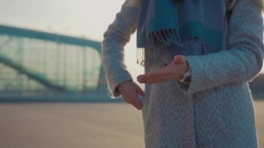 Eller kadın temizlik için antiseptik dezenfektan spreyi serpiyor ve bakteriler COVID-19 Coronavirüs enfeksiyonunu havaalanı salgın hastalık salgını yakınında yavaş çekimde önlüyor.