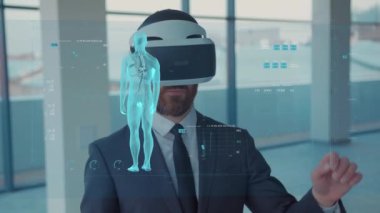 Artırılmış Gerçeklik. Sağlığını kontrol eden bir erkek hastanın yakın çekimi: Tıbbi Grafikler, 3D Hologram DNA hologramı, Pulmoner Sistem, Kas Sistemi, VR gözlük ve kulaklık takan COVID-19. Gelecek.