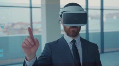 Artırılmış Gerçeklik. Sağlığını kontrol eden bir erkek hastanın yakın çekimi: Tıbbi Grafikler, 3D Hologram DNA hologramı, Pulmoner Sistem, Kas Sistemi, VR gözlük ve kulaklık takan COVID-19. Gelecek.