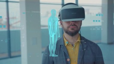 Artırılmış Gerçeklik. Erkek Doktor Bakışları: Tıbbi Grafikler, 3D Hologram DNA hologramı, Pulmoner Sistem, Kas Sistemi, COVID-19 VR gözlük ve kulaklık takan. Geleceğin tıbbı. VR Gözlükleri
