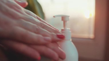 Kadın prezervatif ve antiseptik jeli sıkarak dezenfektan COVID-19 Pandemik Coronavirus şeker koruyucusu sıvı şişe yıkama temiz hijyen enfeksiyonu antibakteriyel ağır çekim
