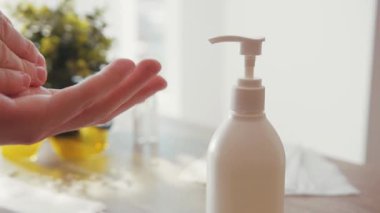 Adam prezervatifi kapat ve ellerini yıkamak için sıvı antiseptik ver. Evde kal Coronavirus COVID19 salgını. Enfeksiyonu dezenfekte et.