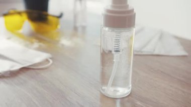 Coronavirus covid-19 hijyenik sağlık hizmetleri antibakteriyel jel kozmetik maske hijyenik tıp maskesinin hijyenik parmak hijyenik Corona hastanesini durdurmak için ellerini yıkayan insanlar için masada bir bardak dezenfektan.