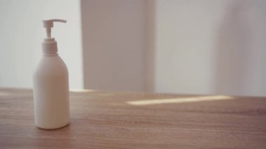 Eller makineye ve sıvı antiseptiğe bassın. Ellerinizi yıkayın. Coronavirus COVID19 salgını salgını dezenfekte edin.