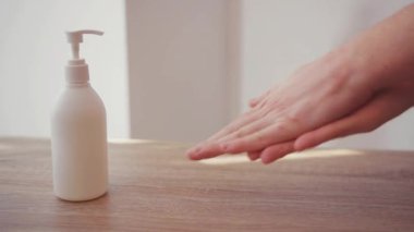 İnsan ellerini yıkamak için ilaç ve sıvı antiseptik verir. Coronavirus COVID19 salgını salgını, jel salgını, karantina korumasını dezenfekte eder.