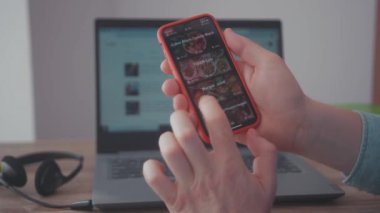 NEW YORK - 28 Mart 2020: Ağır çekimde çalışan adam, akıllı telefon siparişi vererek telefon arkaplan bilgisayarındaki uygulamayı devre dışı bırak Coronavirus Salgın Menü Servisi Restoranında kal
