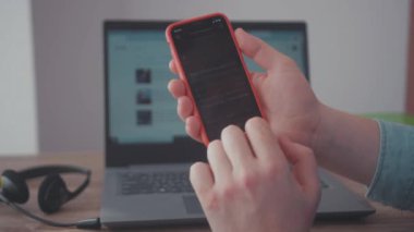 NEW YORK - 28 Mart 2020: Kapat ellerini adamım online dağıtım için akıllı telefon siparişi ver arka plandaki uygulamayı kapat ev izolasyonu Coronavirus Salgın Menü Servisi restoranında hızlı bir şekilde kal