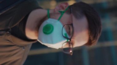 Koruyucu Yüz Maskesi takan video dikey ekran adamı COVID-19 Coronavirus enfeksiyonuna bak.