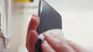 Dikey ekran video eller antiseptik ve dezenfekte cep telefonu kişisel izolasyon ev covid-19 hijyen virüsü antibakteriyel koronavirüs salgını peçete ev bakteri enfeksiyonunda kaldı