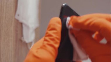 Antiseptik ve dezenfekte edilmiş cep telefonu kullanan dikey ekran video ellerini kapat. Ev yapımı covid-19 hijyen virüsü antibakteriyel koronavirüs salgınında ev bakterisi enfeksiyonunda kal.