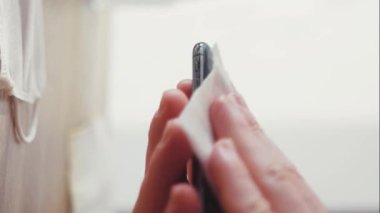 Dikey ekran video eller antiseptik ve dezenfekte cep telefonu kişisel izolasyon ev covid-19 hijyen virüsü antibakteriyel koronavirüs salgını peçete ev bakteri enfeksiyonunda kaldı