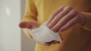 Beyaz bilgisayar ağzını antibakteriyel kağıt mendillerle dezenfekte eden adamın yakın çekimleri. - Evde. Coronavirus temizliği. Karantinaya alın. Hijyen kavramı.