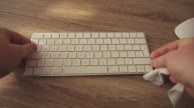 Ofis klavyesini antibakteriyel temizlik bezleriyle yıkayan ilk kişi. Coronavirus önleme önlemleri. Karantina.