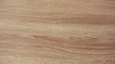 Pozitif kal. Sosyal uzaklık. Evden Çalışmak. Evde kal. Ahşap arka planda sarı etiket notlarındaki iş motivasyonu sözcükleri. El yazısı yazması..