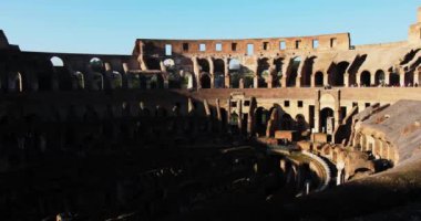 Roma, İtalya - 19 Mayıs 2017: kolezyum. Güzel manzara ünlü İtalyan tarihi Coliseum amfitiyatro antik Avrupa tiyatro tarihi gladyatör turizmi içinde güneş ışığı üzerine