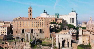 ROME, ITALY - 5 Nisan 2017: Eski mimarlık şehri İtalya Anıtı Anıtı 'nın büyüleyici manzarası sokak turizmi tarihi şehir kalesi İtalyan Avrupa tiyatro tarihi turistleri eski yapıyı mahvediyor