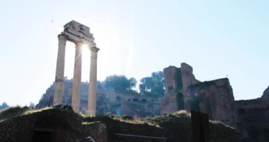 ROME, ITALY - 5 Nisan 2017: Antik şehir mimarisi, İtalya turizm tarihi şehir kalesi Roma Roma, İtalya Avrupa tiyatrosu tarihi turistlerinin güneş ışığı manzarası