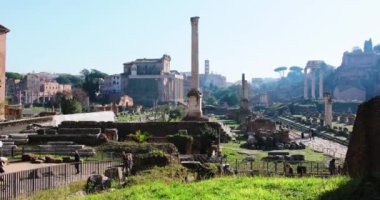 ROME, ITALY - 20 Nisan 2017: Güzel İtalya harabeleri antik şehir mimarisi anıtı turizm tarihi şehir kalesi Roma İtalyan Avrupa tiyatrosu tarihi ikonu inşa ediyor