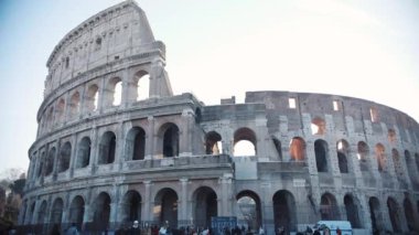 19 Mayıs 2017: Kolezyum Roma İtalya. Günbatımı sahnesinde ünlü İtalyan tarihi Coliseum antik Avrupa tiyatro tarihi turistleri gladyatör mimari forumu simgesi