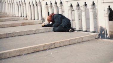 VENICE, İtalya - 9 Şubat 2017: evsiz dilenci sokak sorunları için yalvaran yetişkin bir kadın yemek bağışçısı üzgün, zavallı şehir kaldırımında oturan yalnız fincan