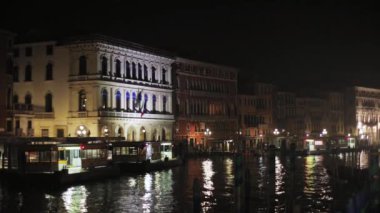 Venedik, İtalya - 10 Şubat 2017: Gece alacakaranlığı Venedik büyük kanalı gondolcuları Venezia akşam Avrupa turizm binaları mimarisi turistler inanılmaz alacakaranlık suları tarihi hareketlerini görüyorlar