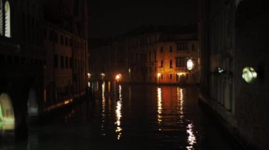 Venedik, İtalya - 10 Şubat 2017: Güzel kanal gece alacakaranlığı Venedik gondolcuları Venezia 'da akşam vakti Avrupa turizm binalarında yürüyorlar turistler inanılmaz su tarihi hareketi