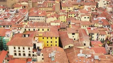 FLORENCE, ITALY - 4 Nisan 2017: İtalya 'da Floransa' nın panoramik manzarası kırmızı çatısı mimari katedral kubbesi Avrupa 'da Avrupa' nın tarihi tarihi havacılık kenti