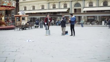 FLORENCE, ITALY - 4 APRIL 2017: Florence street busker rock grubu elemanları para için davul çalıyorlar sanat sanatçısı Floransa müzisyeni Floransa genç insanlar Avrupa 'nın ağır çekim editör ikilisi