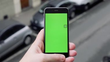 FLORENCE, ITALY - 4 APRIL 2017: Kapatın elinizi yeşil ekran arkaplan insanlar araba sokak iletişimi internet bulanık akıllı telefon mesajı mobil mimarisi