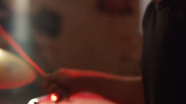 Davul çalan bir adamın elleri, kırmızı hafif davul, davulcu baget eğlence enstrümanı müzikal, rock, sound stage cymbal metal müzik grubu, Dark Light 'ı yener.