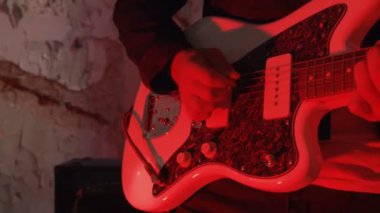 Gitar çalan bir adamın ellerinin yakın çekimi blues konser sanatçısı rock şarkıcısı, eğlence parmakları arka plan müzik silueti sanatsal yavaş çekim