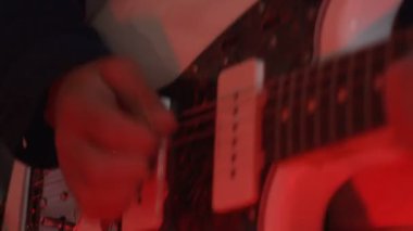 Gitar çalan bir adamın ellerinin yakın çekimi blues konser sanatçısı rock şarkıcısı, eğlence parmakları arka plan müzik silueti sanatsal yavaş çekim